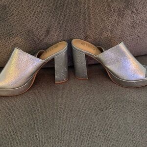 NWOT Rouge Helium Silver heels size 7.5